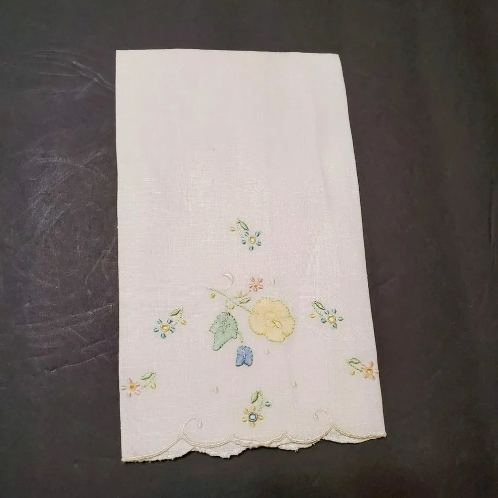 Vintage Embroidered Guest Towel, Fingertip, Embroidery, Applique ,Floral, Linens